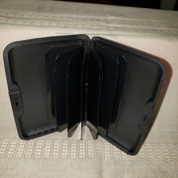 Monarque Green Eyed Cat RFID Wallet - Picture 5 of 8